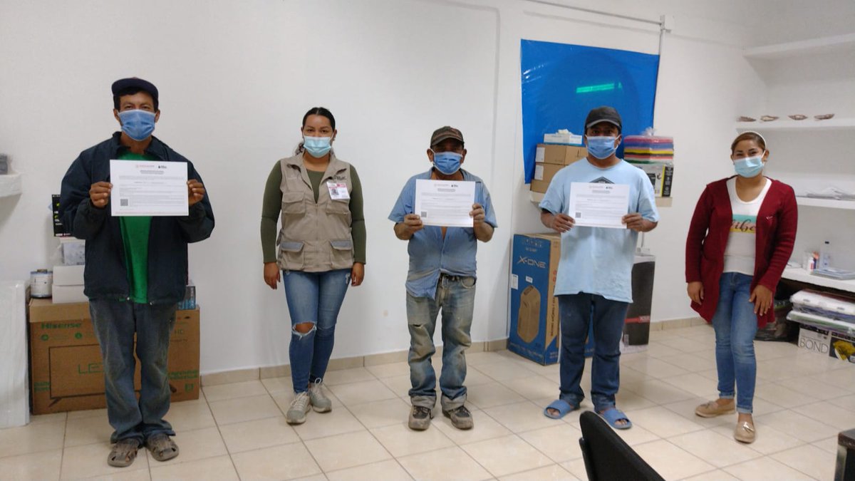 IEEA_BCS's tweet photo. Entrega de certificados a jornaleros de "Rancho El Sacramento" por parte de la Coordinación de Zona Mulege II
Felicitaciones a los educandos por ser un ejemplo de superación y ganas de salir adelante.
#BCSNosUne #EducacionEsDesarrollo #IEEABCS https://t.co/TRhSS9KxCW