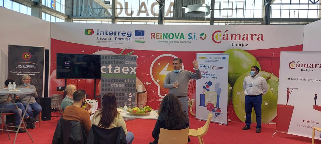 CTAEX_CIT's tweet photo. Nuestro compañero @alfonsoleologo ha impartido hoy un interesante taller de iniciación a la Cata de Aceites en el stand del @Reinova_SI  @fehispor @CTAEX_CIT #AceitesEmérita https://t.co/UXKDbKbNB5