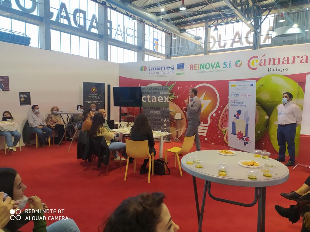 CTAEX_CIT's tweet photo. Nuestro compañero @alfonsoleologo ha impartido hoy un interesante taller de iniciación a la Cata de Aceites en el stand del @Reinova_SI  @fehispor @CTAEX_CIT #AceitesEmérita https://t.co/UXKDbKbNB5