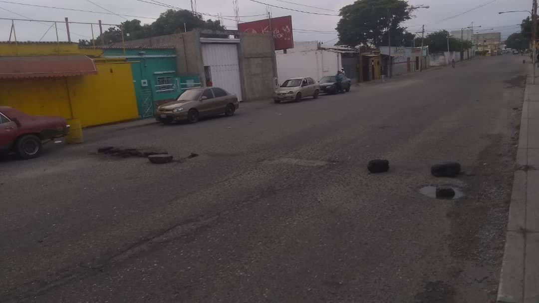 Epa @LuisJonasReyes ayudanos con este hueco ubicado en la Av Carabobo entre carreras 31 y 32 cerca del Stadium Shell 
#LeerIndependiza
#EficienciaONada
@amtteniribarren 
@RedDePatriota 
@AdolfoP_Oficial 
@linoalfredorch1