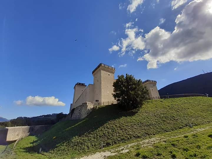 SpoletoCard's tweet photo. #imuseidellacard
Domenica 7 novembre alle 10:30 è in programma alla @RoccaAlbornoz una passeggiata nel parco e nei cortili della #fortezza alla scoperta della storia di uno dei luoghi simbolo della #città di Spoleto
La visita guidata è GRATUITA per i POSSESSORI della SPOLETO CARD https://t.co/1jHuOozYNN