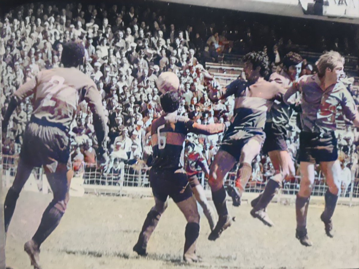 JoseRestelli's tweet photo. 📸
Nacional 1968
@BocaJrsOficial 3 vs @Belgrano 1
Disputan el fútbol en el juego aéreo, la "pepona" #Reinaldi, "palito" #Mameli ante la marca de Antonio Rattín y la mirada de Rogel y Meléndez. https://t.co/QKQPAt9s0K