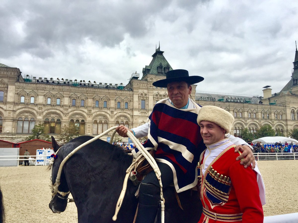 RubenBeltranG's tweet photo. #MemoriasDeUnEmbajador: #Huaso y #Cosaco, recuerdo imborrable de la presentación de la escuadra de @palmaspenaflor en la #PlazaRoja de #Moscú, agosto de 2017 https://t.co/DlbzOsQ6O5