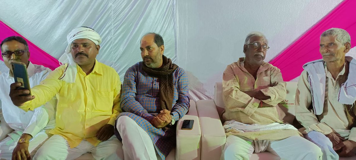 upendratiwari_'s tweet photo. अपने विधानसभा क्षेत्र फेफना के अंतर्गत ग्राम सभा लक्ष्मणपुर में हरिशंकर राय जी के पिताजी स्व. लक्ष्मण राय जी के तेरहवीं संस्कार में उपस्थित होकर शोक संवेदना व्यक्त की एवं दिवंगत पुण्यात्मा की शाश्वत शांति हेतु प्रार्थना की । https://t.co/JONuuVP2rw