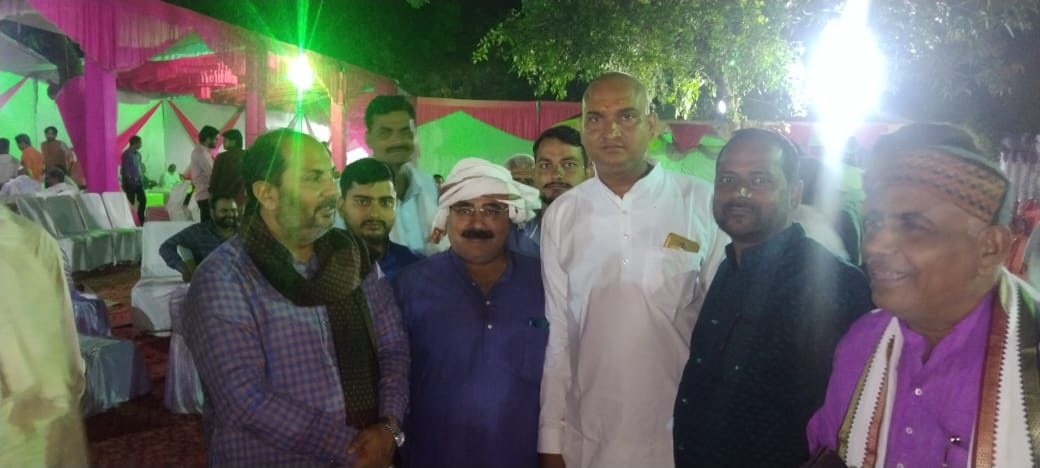 upendratiwari_'s tweet photo. अपने विधानसभा क्षेत्र फेफना के अंतर्गत ग्राम सभा लक्ष्मणपुर में हरिशंकर राय जी के पिताजी स्व. लक्ष्मण राय जी के तेरहवीं संस्कार में उपस्थित होकर शोक संवेदना व्यक्त की एवं दिवंगत पुण्यात्मा की शाश्वत शांति हेतु प्रार्थना की । https://t.co/JONuuVP2rw