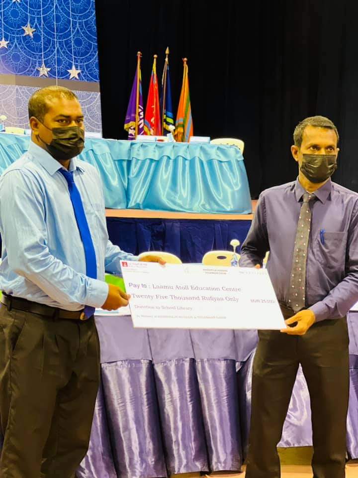 laec_1983's tweet photo. ސްކޫލްގެ 2021-2022ވަނަ އަހަރުގެ ޕީ.ޓީ.އޭ ގެ ނައިބްރައީސް  މުޙައްމަދު ރަޝީދުގެ ލޮބުވެތި މައިންބަފައިންގެ ނަމުގައި ސްކޫލްގެ ލައިބްރަރީ ތަރައްޤީކުރުމަށް ފަންސަވީސް ހާސްރުފިޔާ ހަދިޔާކުރުން. 
އެ މަރުޙޫމުންނަށް ސުވަރުގޭގެ ދާއިމީ ނިޢުމަތް މިންވަރު ކުރައްވާށި. އާމީން. https://t.co/OryxhwCzG8