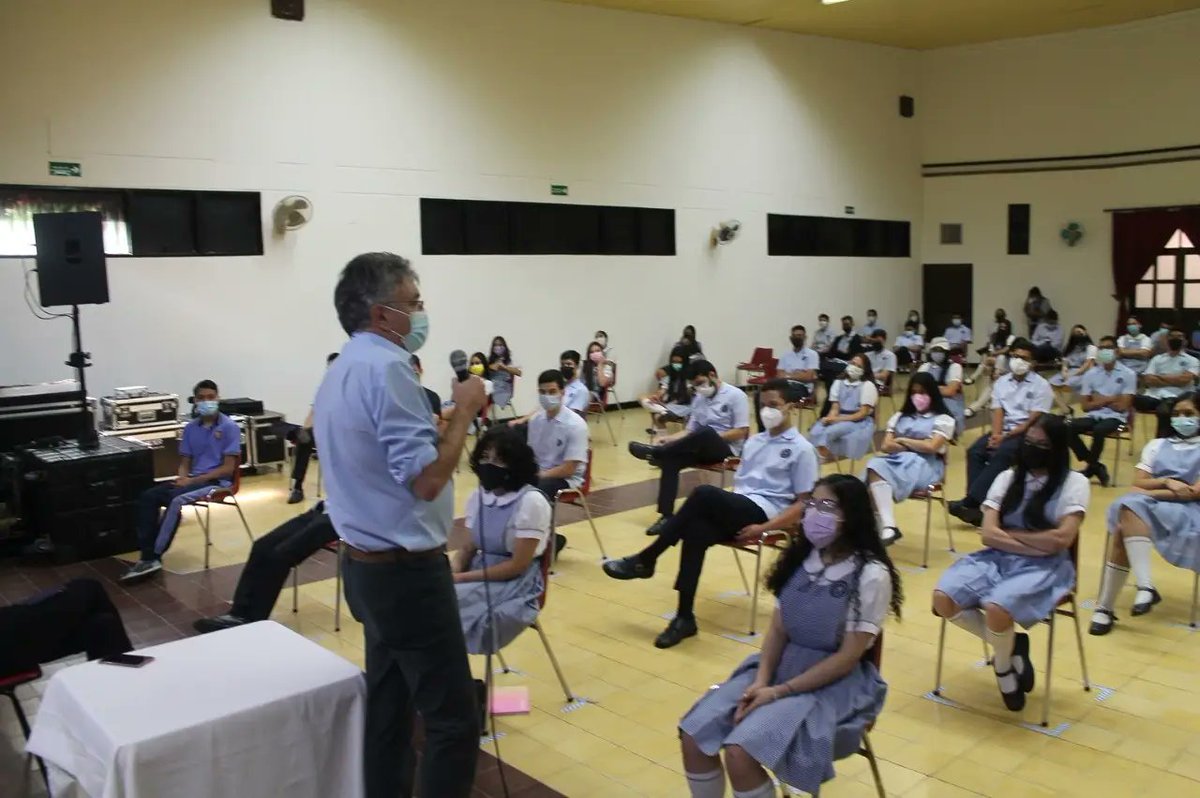 ColSantaFe15's tweet photo. En días pasados el ex Ministro @MauricioCard nos visitó para compartir con los estudiantes santafereños la presentación  de su libro: “Cómo avanza Colombia” y a través de un conversatorio moderado por  @Jlarrazabalp se escucharon e intercambiaron ideas. 
#Excelenciaeducativa https://t.co/nqilx1CRxc