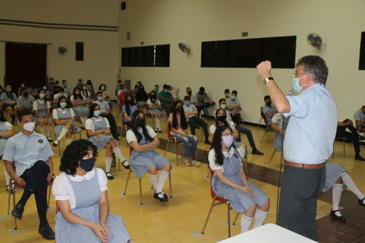 ColSantaFe15's tweet photo. En días pasados el ex Ministro @MauricioCard nos visitó para compartir con los estudiantes santafereños la presentación  de su libro: “Cómo avanza Colombia” y a través de un conversatorio moderado por  @Jlarrazabalp se escucharon e intercambiaron ideas. 
#Excelenciaeducativa https://t.co/nqilx1CRxc