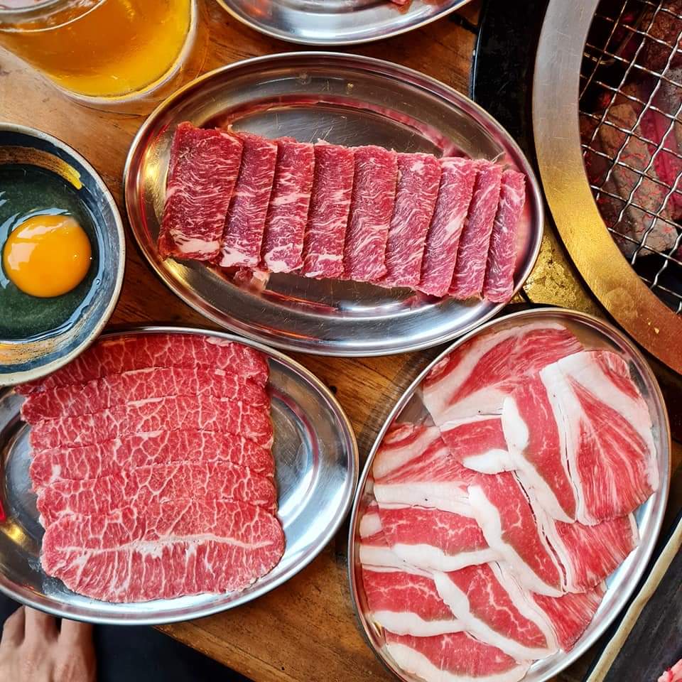 Chaibao7's tweet photo. ในอาณาจักอารีย์ มีร้านเนื้อที่นี่ชอบอยู่ 2 ร้านคือ เซนิกุเท็น อีกร้านยกให้ kobe king นี่แหละ ร้านหลังนี่นอกจากเนื้อดี อีกอย่างที่ต้องชมคือการตกแต่งหน้าร้านธีมญี่ปุ่นนี่แหละ วัยรุ่นถ่ายรูปเพียบบบ @aroii #อร่อยไปแดก #อร่อยบอกต่อ https://t.co/gzxDEKgcgk