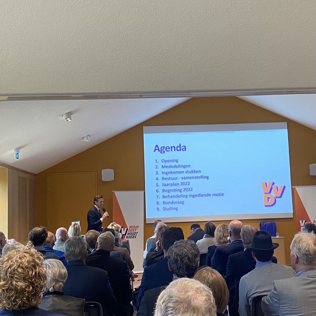 Tijdens een druk bezochte ALV <a href="/vvdoost/">VVD Regio Oost</a> is er afscheid genomen van <a href="/phsnijders/">Peter Snijders</a> als voorzitter en is <a href="/NickDerks/">Nick Derks</a> unaniem benoemd als nieuwe voorzitter.
Verder mooie inhoudelijke bijdragen van <a href="/ThomvCampen/">Thom van Campen</a> <a href="/danielkoerhuis/">Daniel Koerhuis 🇳🇱</a> <a href="/pedegro/">Peter de Groot</a> <a href="/ThierryAartsen/">Thierry Aartsen</a> 
Fijn om iedereen weer te zien 🥳