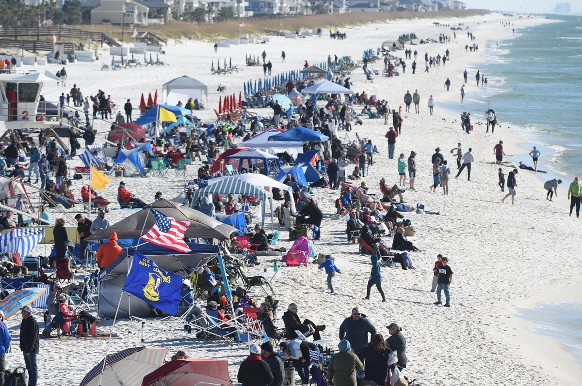 DevonRNWFDN's tweet photo. Temp is warming up, people settling in for Saturday’s performance of the #BlueAngels homecoming air show @pnj https://t.co/7PHEBdIrot