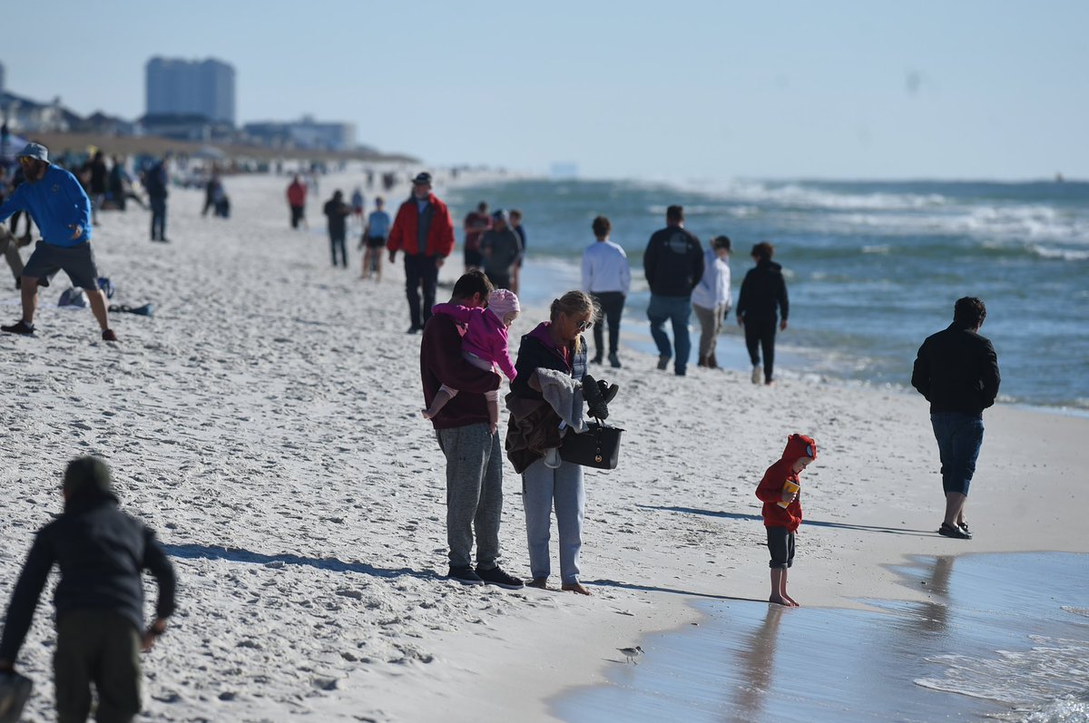DevonRNWFDN's tweet photo. Temp is warming up, people settling in for Saturday’s performance of the #BlueAngels homecoming air show @pnj https://t.co/7PHEBdIrot