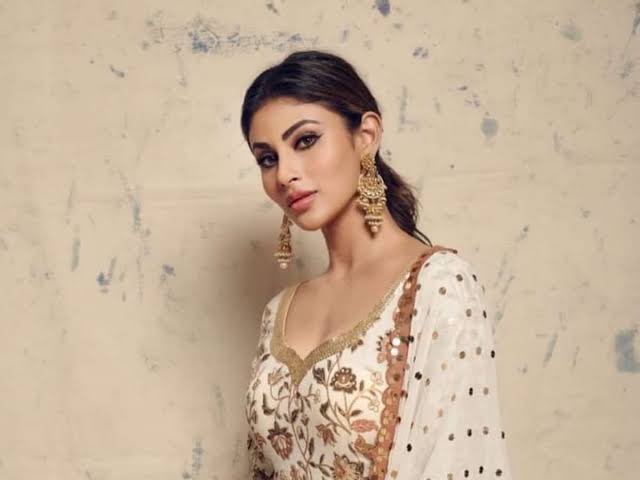 _tellyupdates_'s tweet photo. #TUExclusive

Actress #MouniRoy and famous producer and writer  #EktaKapoor to make a special appearance in @ColorsTV's quiz show, The Big Picture!!

@Roymouni @ektarkapoor

#TheBigPicture #ColorsTV #TellyUpdates https://t.co/E8H0AjAbEr