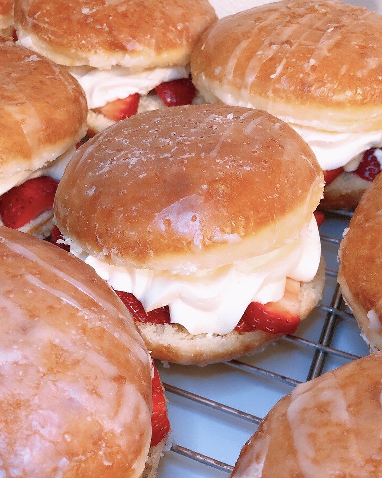 momosdonuts's tweet photo. These are as close as we get to 🎶 “Strawberry Fields forever...” in Sherman, TX 🤣 These plus #RedVelvet Oreo Cheesecake are in the house today 🙌 #momosdonuts #donuts #dallaseats #dallasdelivery #delivery https://t.co/Vv1ASUPEGY