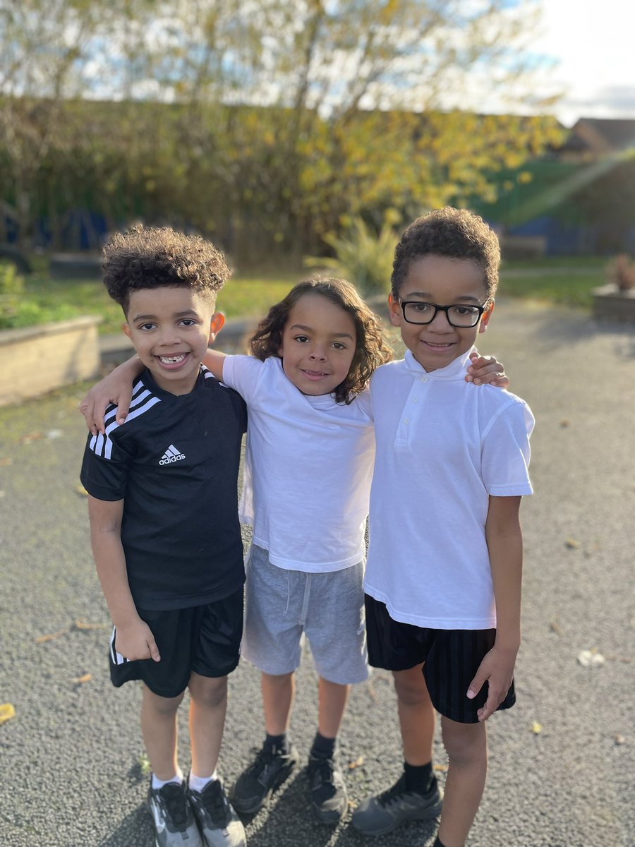 Shopkinsstmarys's tweet photo. ❤️ enjoying PE in the beautiful autumn sun @StMarysMossSide https://t.co/lTewqnzHj7