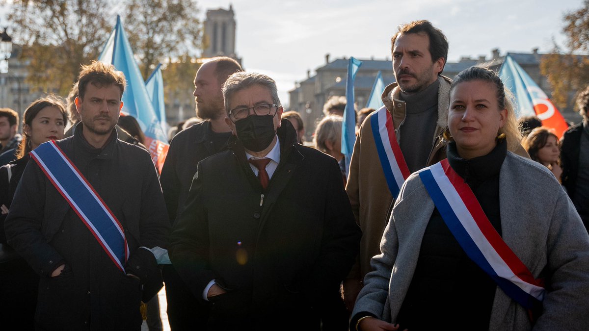 JLMelenchon's tweet photo. Présent aujourd'hui avec les insoumis au rassemblement pour le climat, pour dénoncer l'inaction des dirigeants à la #COP26. Des contraintes et des sanctions sont nécessaires. #JusticeClimatique #MarcheClimat https://t.co/aTrKoiWJ7h