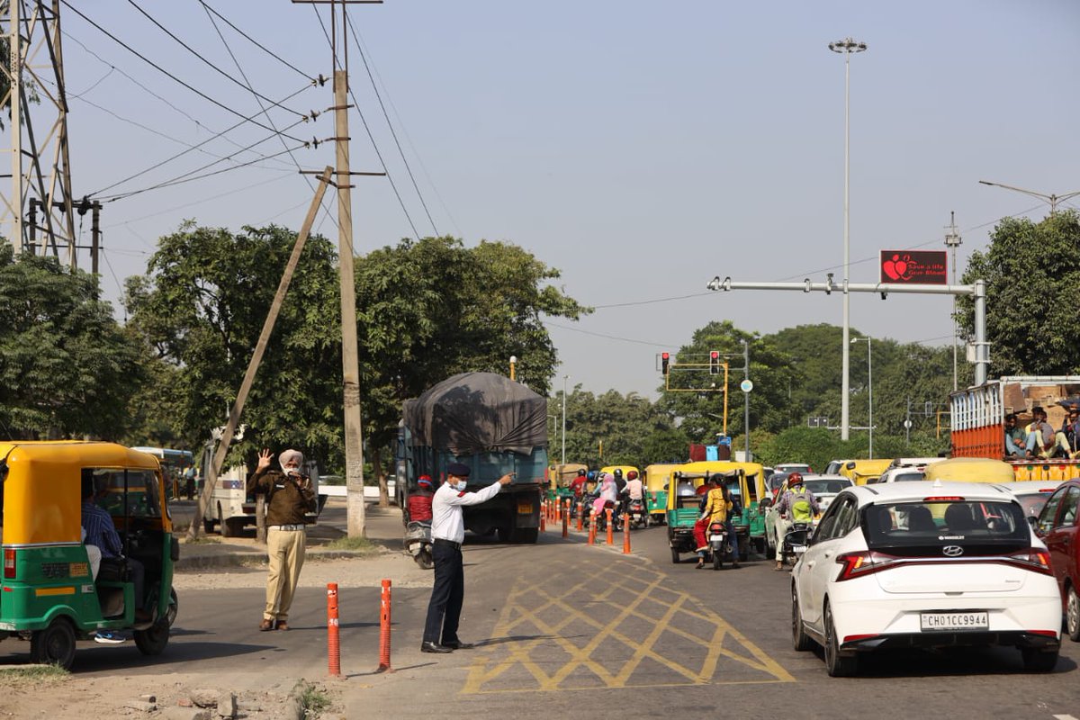 trafficchd's tweet photo. Today #ChandigarhTrafficPolice conducted a Covid-19 &amp; Traffic rules awareness drive at Tribune Chowk &amp; Sector-20/30/32/33 Chowk, CHD. Citizens were educated about safety precautions like Social distancing, proper handwashing, mandatory wearing of Facemask https://t.co/pdj3WXSiVx