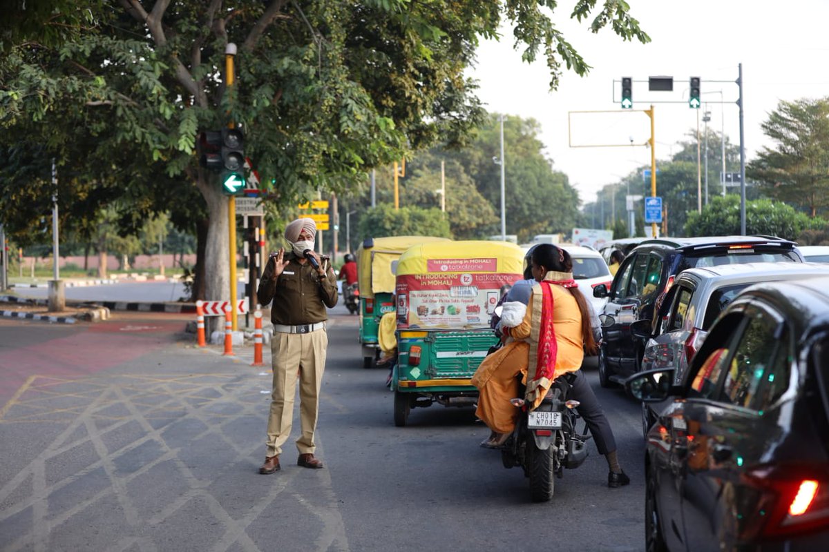 trafficchd's tweet photo. Today #ChandigarhTrafficPolice conducted a Covid-19 &amp; Traffic rules awareness drive at Tribune Chowk &amp; Sector-20/30/32/33 Chowk, CHD. Citizens were educated about safety precautions like Social distancing, proper handwashing, mandatory wearing of Facemask https://t.co/pdj3WXSiVx