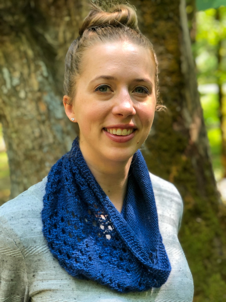 MegDGonzalez's tweet photo. Queen Bee Cowl is a fun and fast cowl with a bit of a wow factor: asymmetrical lace. Enlarged eyelets create beautiful honeycombs up one side of the cowl. They're a blast to make (and you can keep on making them in the Queen Bee Tee pattern)! 

https://t.co/sjFE3Ih7be https://t.co/eQRtxYgI09