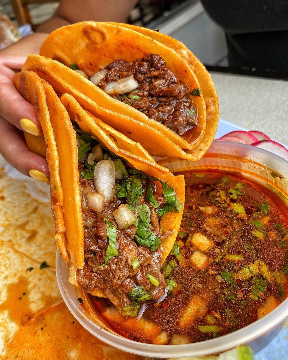 🤤

(📷: ariandthefoodie on IG)

#tacos #birria #dinner #cena