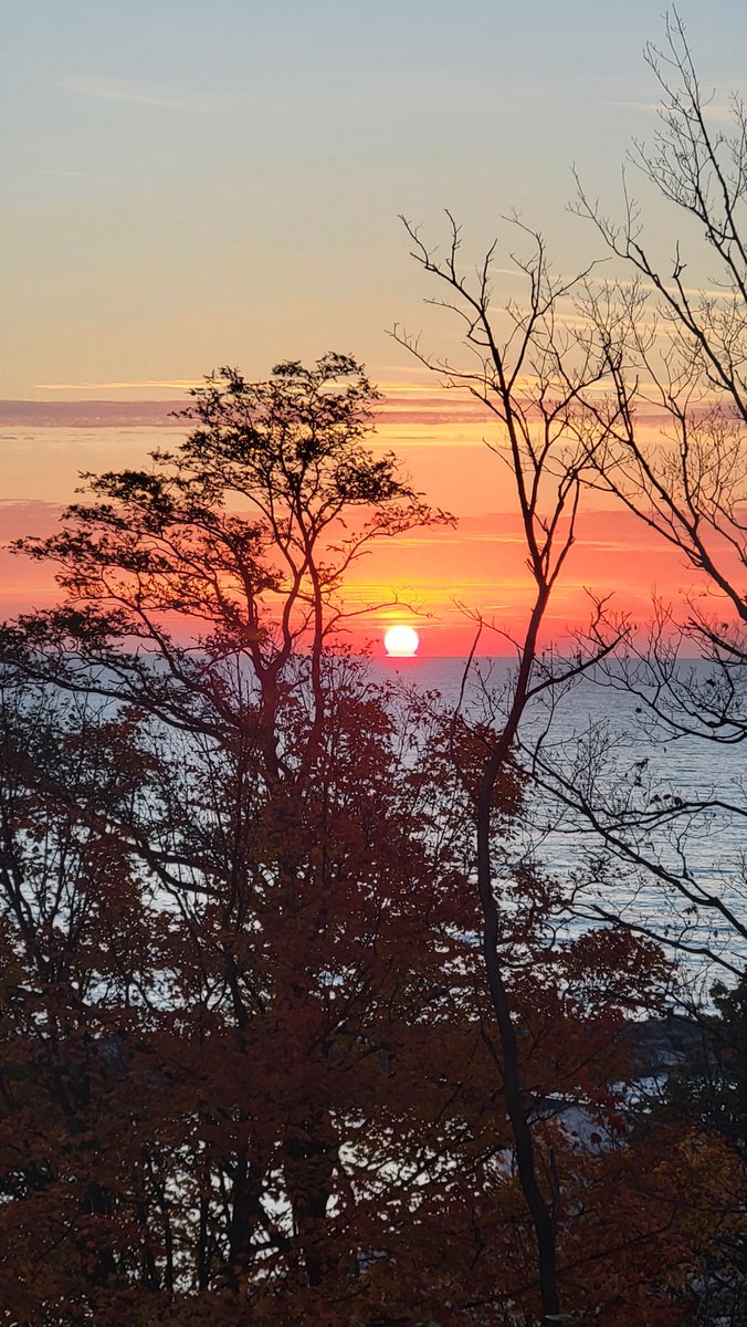 Academy911's tweet photo. @TimJoyceWX @WGNMorningNews Started off beautifully
#weatherwatch #watchweather #weatherspotter #weatheringwithyou #timjoycewx #weatheryoulikeitornot #greatlakes #lakemichigan #Chicago #northshore #LakeForest #Illinois #USA πΊπ² https://t.co/H2n8CDcyJa