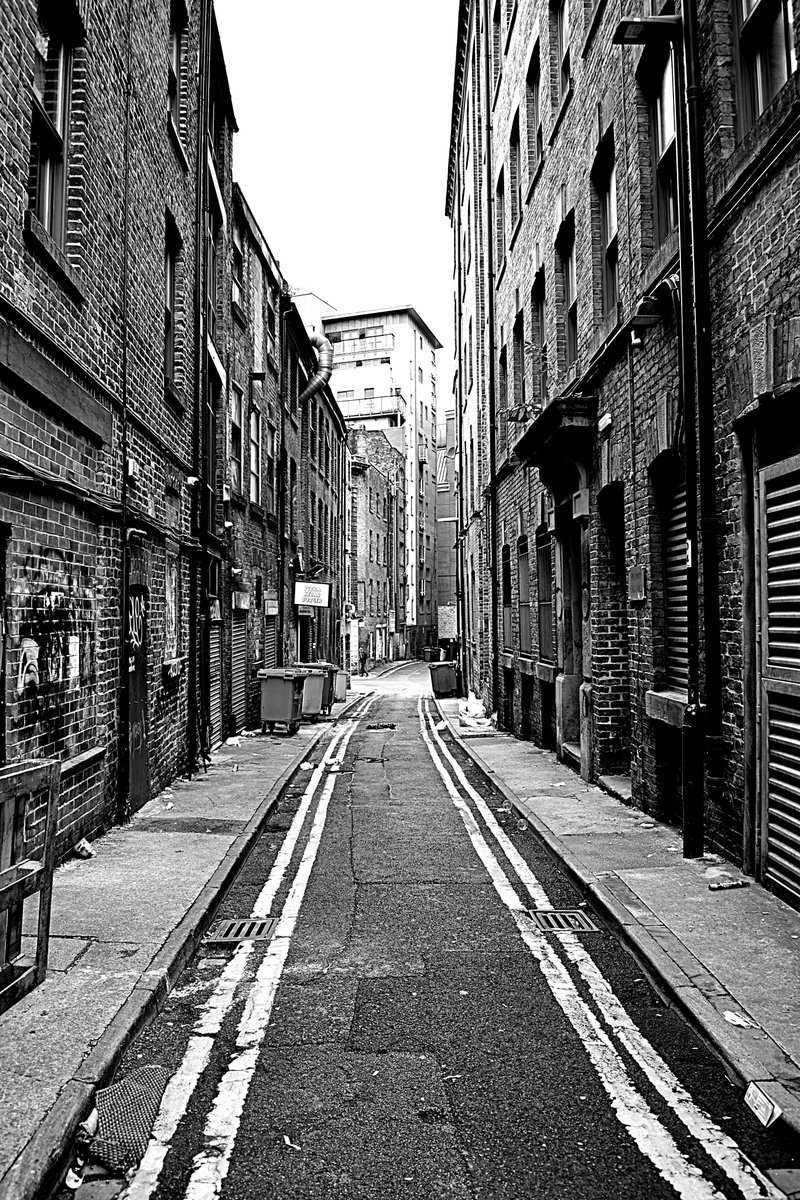 Narrow back street in central #Manchester this morning.
#blackandwhitephotography #streetphotography #photography #architecture
