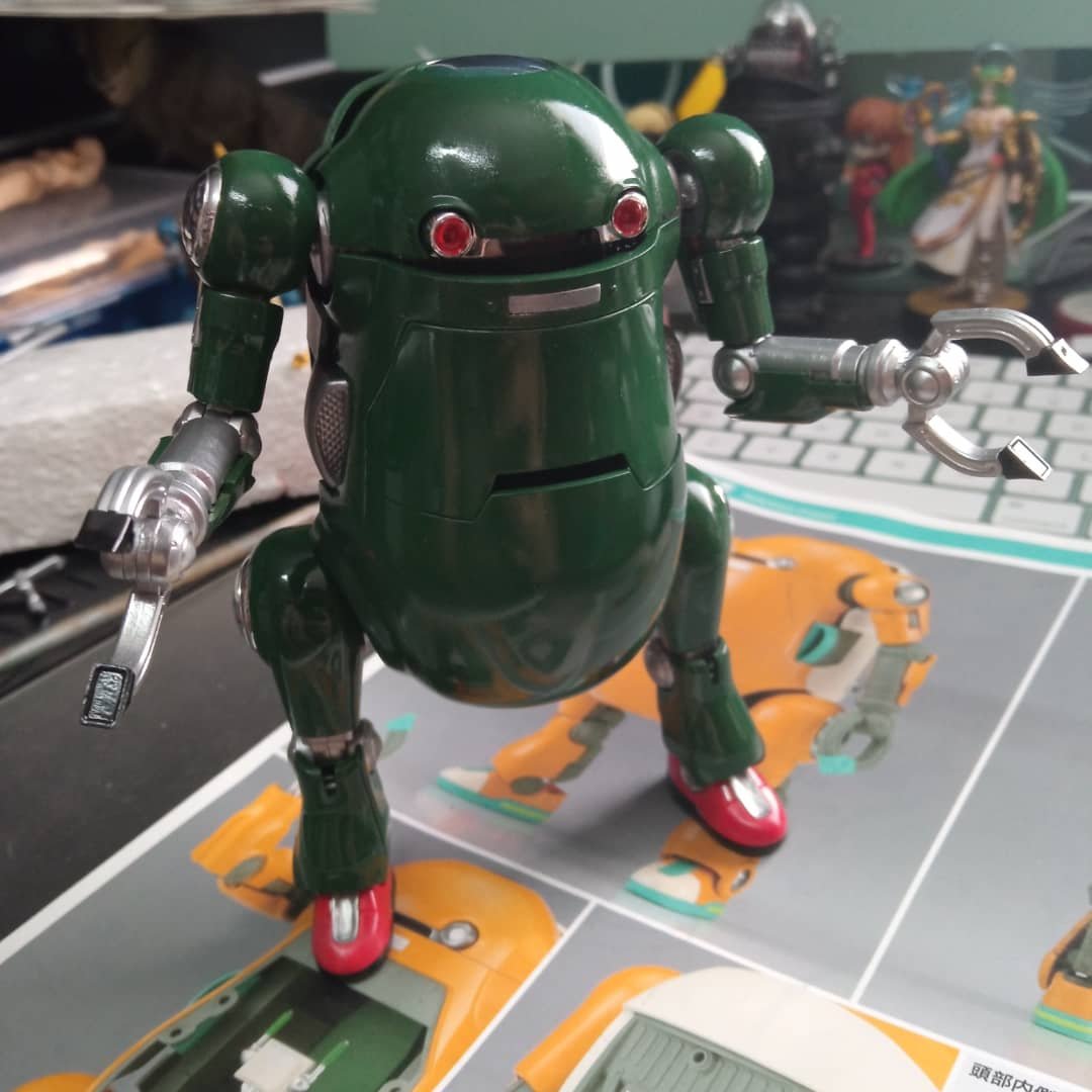 Kaek_art's tweet photo. Finished the big Mechatro, painted in retro style 100% with enamel, like those old smoking robots/spaceman :D , shiny as a car! #mechatro #mechatrowego #modelkitpainting https://t.co/ZEjoJTDcim