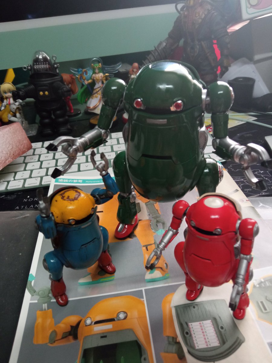 Kaek_art's tweet photo. Finished the big Mechatro, painted in retro style 100% with enamel, like those old smoking robots/spaceman :D , shiny as a car! #mechatro #mechatrowego #modelkitpainting https://t.co/ZEjoJTDcim