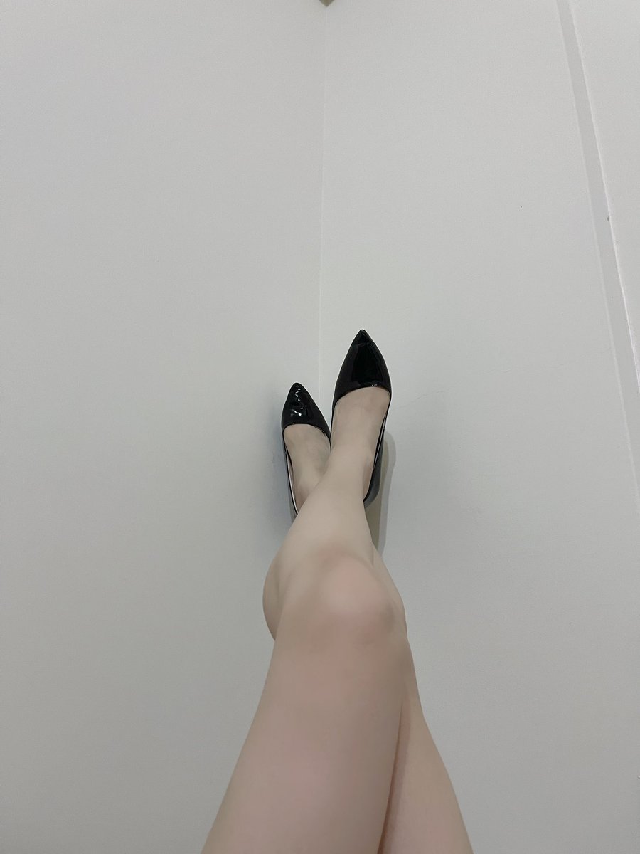l_julia__'s tweet photo. 默默的超過1000人了🎉 
抽獎原味絲襪的活動截止到明天
想要原味絲襪的小粉絲趕快轉推按愛心❤️❤️❤️

#高跟鞋美腿 #性感美腿 https://t.co/nYcKXfdYLb