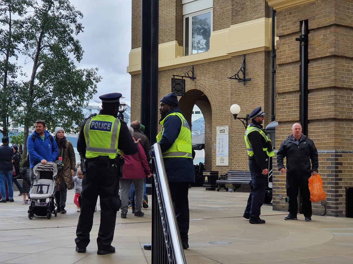 MPSSouthwark's tweet photo. #ProjectServator officers working in partnership with security teams @LDNBridgeCity
 #MoreLondonEstate &amp; @boroughmarket in preparation for the build up to the Christmas Markets 🎄 Reminding everyone to report any suspicious activity @MPSLondonBdgBID https://t.co/DLE5Jdp4E2