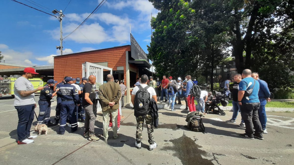 PalmaEdwin's tweet photo. En estos momentos, a las afueras de la estación de bomberos de #Medellín se crea un sindicato para equilibrar y democratizar las relaciones laborales, dignificar el trabajo y así, contribuir a la deliberación democrática. @MintrabajoCol debe garantizar el derecho de asociación. https://t.co/pR4nvInZac