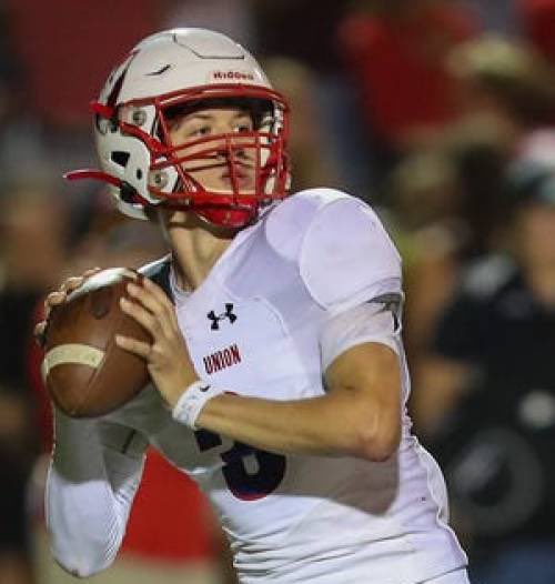 BlackHatFootbal's tweet photo. It’s been 3 decades since East Union celebrated a Section playoff win, so the D3 Lancers did it in style🎉 QB Luke Weaver piled up 385 yards &amp; 5 TDs in a 51-7 romp over Del Campo🤠 Lancers’ O-Line was crushing it in EU’s 1st playoff win since 1992 &amp; Friday EU trips to #4 Merced🙌 https://t.co/VI69ShnqLl