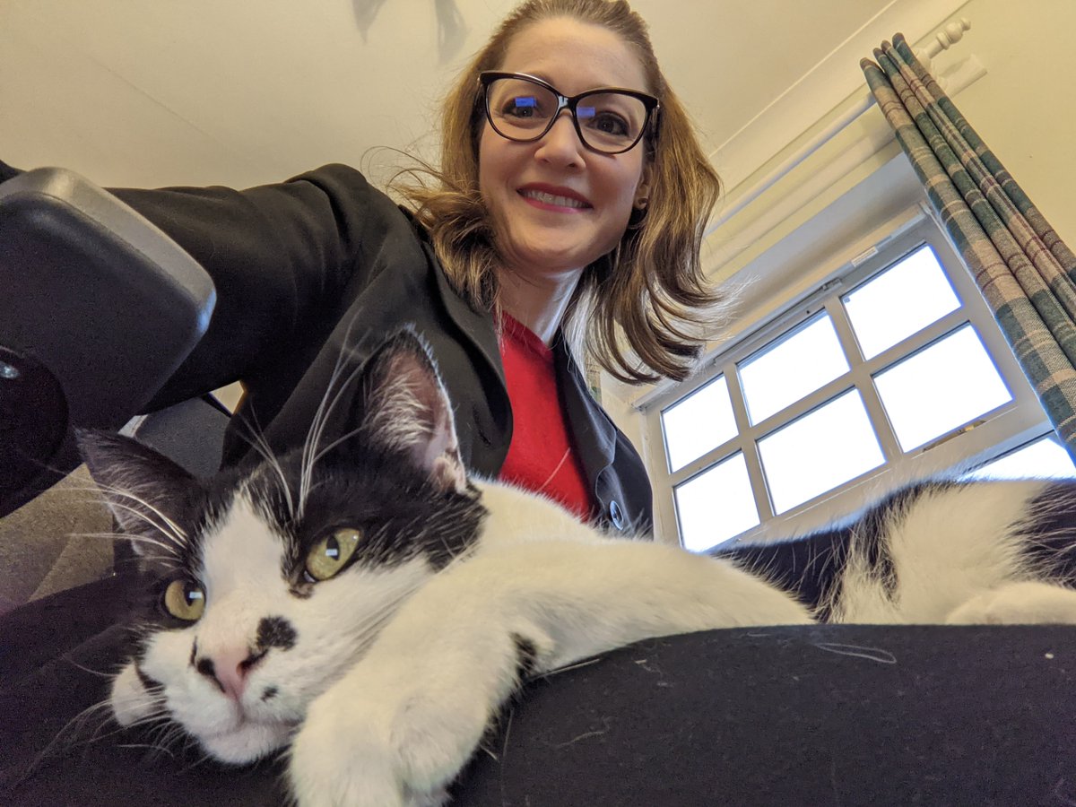 DrRobyn_Remke's tweet photo. One of the best parts about participating in online recruitment fairs for the @LancasterManage @LancasterMBA is that your get to bring your own fan club (although Daisy does not look impressed with my presentation!). #LUMSMBA #MBA https://t.co/z1qYjXBPtc