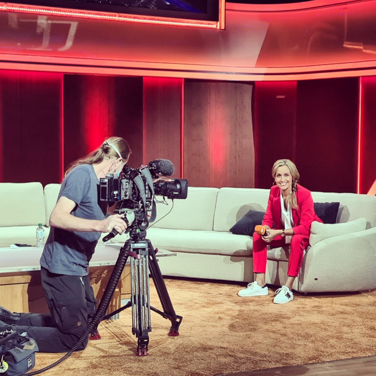 Sandramariagro's tweet photo. #Probesitzen #Wettendass - Couch ❤ https://t.co/jRUYwJXKan