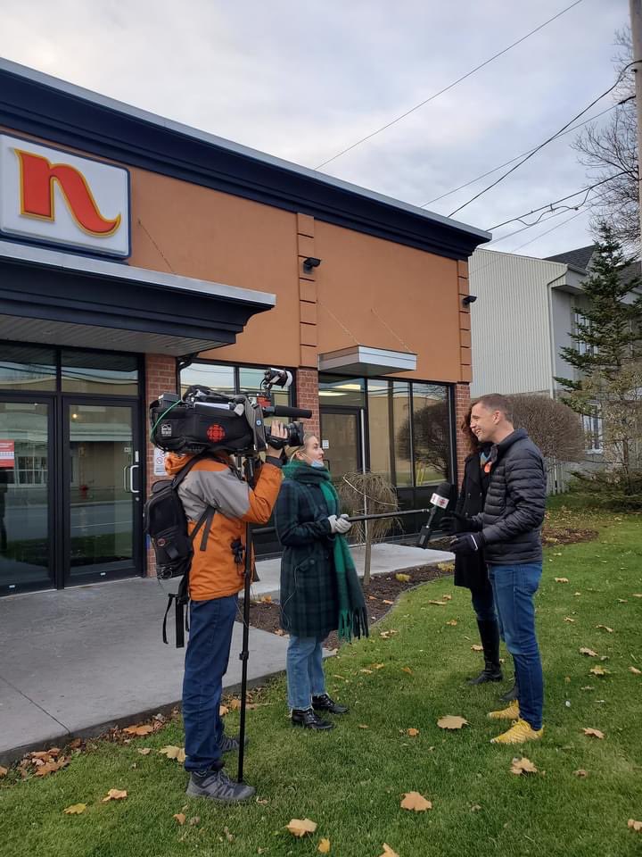QcForteFiere's tweet photo. 21 districts, 21 candidats, 21 arrêts en cette dernière journée de campagne 🔥

#polmun #QFF #villedequebec #beauport https://t.co/kO4EylnZTt