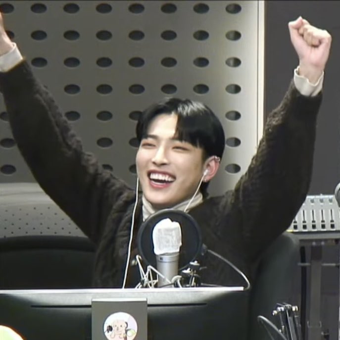 khjthinker's tweet photo. #홍중 to our lovely leader, happy birthday my love! i hope your day is filled with everything amazing and atinys all around the world love you so so much!! 
#영원한_캡틴_홍중데이 #ATEEZ 
#AllEyesOnHongjoong #에이티즈atee https://t.co/v53DnhrlIU