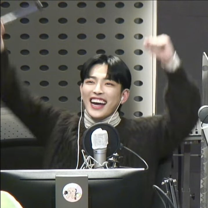 khjthinker's tweet photo. #홍중 to our lovely leader, happy birthday my love! i hope your day is filled with everything amazing and atinys all around the world love you so so much!! 
#영원한_캡틴_홍중데이 #ATEEZ 
#AllEyesOnHongjoong #에이티즈atee https://t.co/v53DnhrlIU