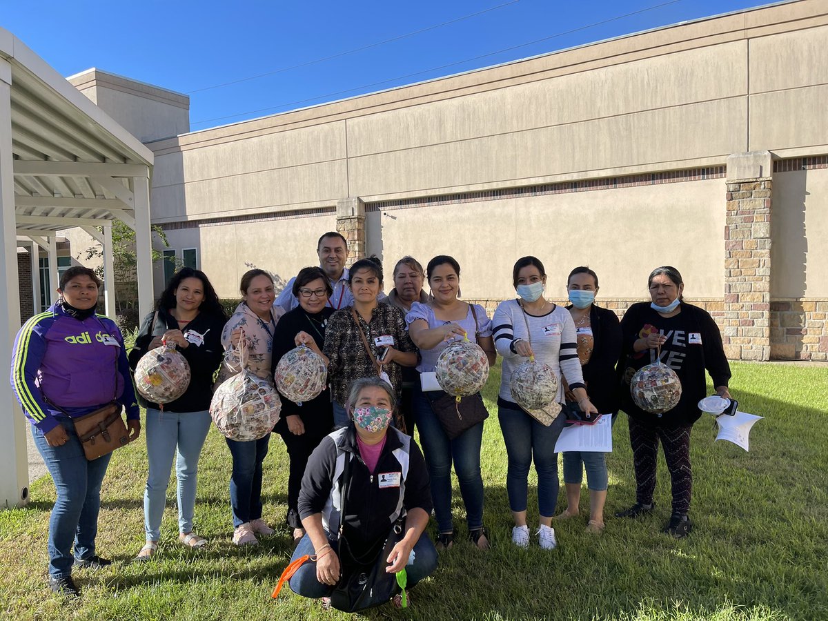 RisingRoGo's tweet photo. Magnum’s Chat with the Principal!  Our awesome Mangum parents create piñatas and connect the process to our four core subject areas: English, math, science, and social studies! https://t.co/GoLaahAhcD