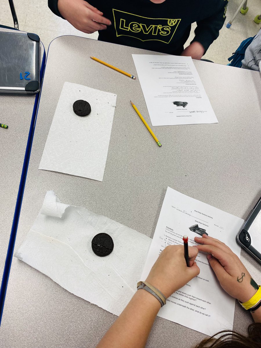 emohler3108's tweet photo. Plate tectonics Oreo lab πͺ#ThatScienceHour #PlateTectonics https://t.co/t34LgVLgR4