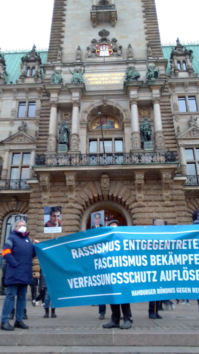 Nach letzten Redebeiträgen auf dem Rathausmarkt spielen nun die Rapfugees. Vielen Dank allen, die heute #hh0611 mit uns in #Hamburg auf der Straße waren! 
#nonazishh #Keinschlussstrich #KeinVergessen #AufklärunginHamburg