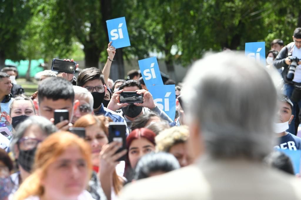 unionxlapatria's tweet photo. • #AlbertoEnQuilmes junto a la intendenta @mayrasmendoza ✌🏻

Barrio a barrio 🏠, puerta a puerta 🚪, #VotoAVoto 🗳 https://t.co/rOM0srA3wa