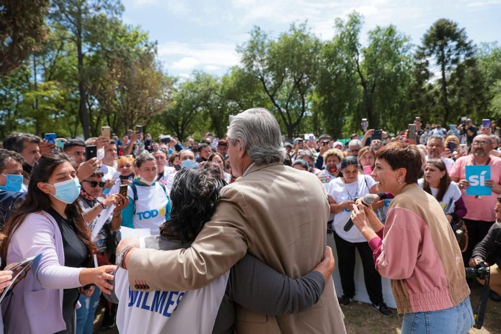 unionxlapatria's tweet photo. • #AlbertoEnQuilmes junto a la intendenta @mayrasmendoza ✌🏻

Barrio a barrio 🏠, puerta a puerta 🚪, #VotoAVoto 🗳 https://t.co/rOM0srA3wa