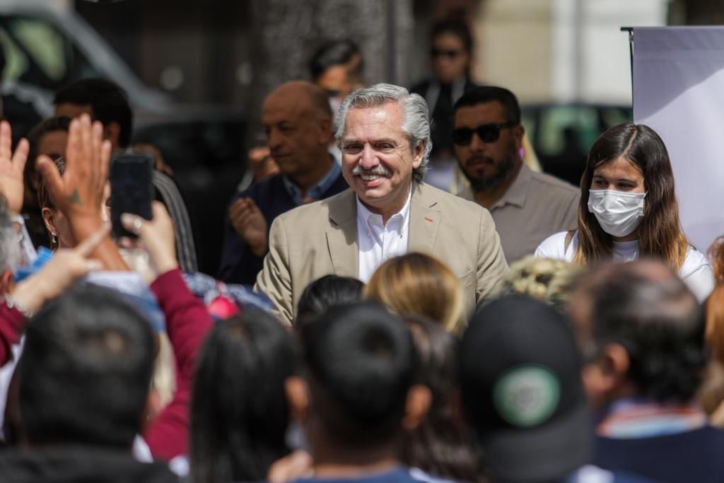 unionxlapatria's tweet photo. • #AlbertoEnQuilmes junto a la intendenta @mayrasmendoza ✌🏻

Barrio a barrio 🏠, puerta a puerta 🚪, #VotoAVoto 🗳 https://t.co/rOM0srA3wa