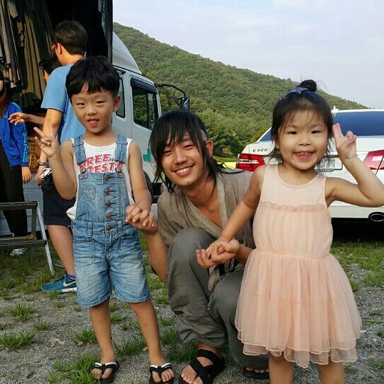 haeincontext's tweet photo. jung haein with kids while filming https://t.co/m4NgGZ5nzv
