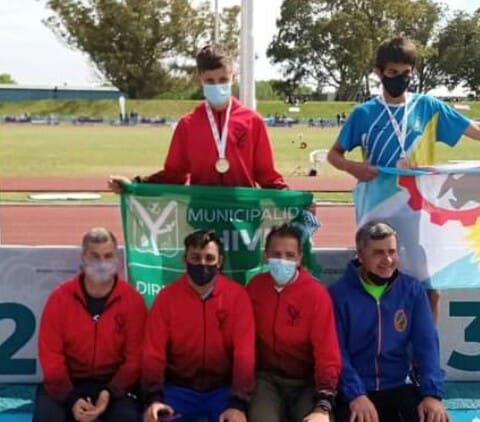 de10deportes's tweet photo. Primera Medalla para Chivilcoy ! Nuevamente una alegría a través del Atletismo
Valentino Barranco. Medalla de Oro en Salto en Largo sub 14.
Saltó 5.93 https://t.co/ivnkU7n4Vc