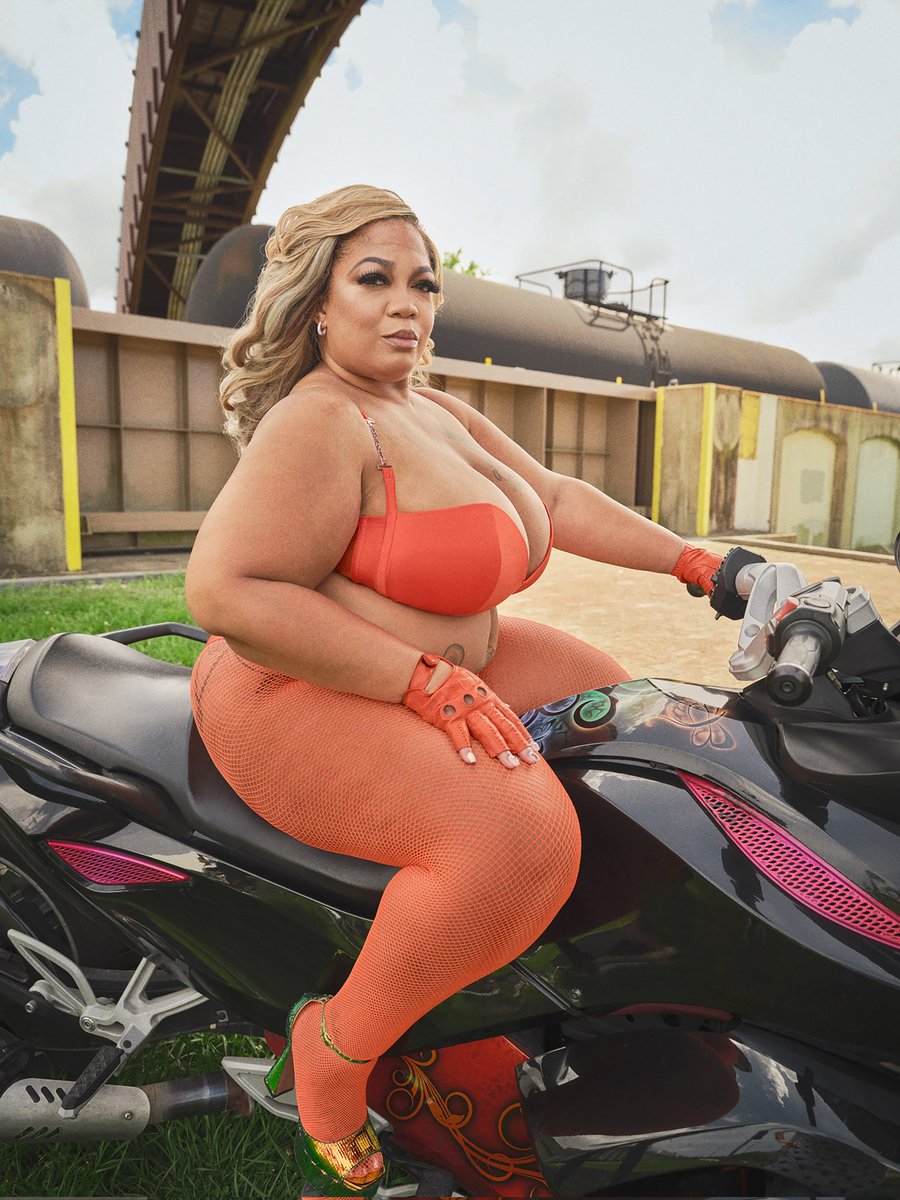 HooversProduct's tweet photo. I don't know why I be so open off of fishnets😍
The only thing that's better than a woman in fishnets is a woman in fishnets on a motorcycle.
You can look like Winnie Harlow & be on a bike & I'm gonna think she's sexy. 🤷🏾♂️
#Weakness #MajorTurnOn https://t.co/815jDRYtGK