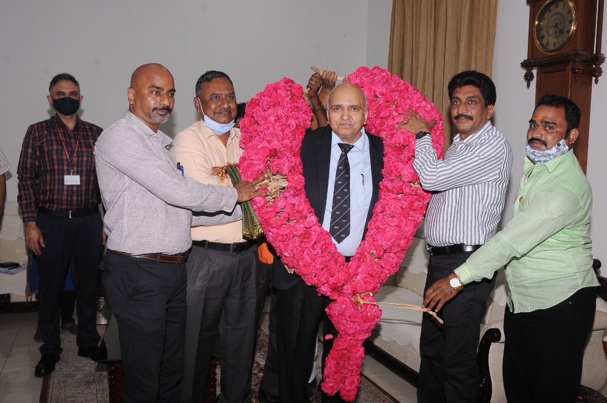 geswarlal's tweet photo. ⁦@ShivaGopalMish1⁩ ⁦@airfindia⁩ ⁦@venupnair_nrmu⁩ ⁦@RailMinIndia⁩ Today(06.11.2021) On behalf of GS/SRMU&amp;PresidentAIRF.Dr.N.Kanniah,#We Welcomed&amp; Met our CRB-CEO.Shri.Suneet Sharma @  in the Chambers of GM/SR https://t.co/lp9mhBFK7Z