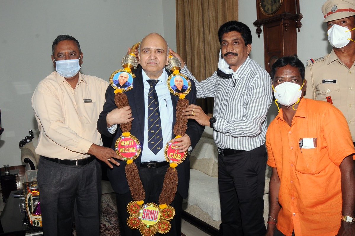 geswarlal's tweet photo. ⁦@ShivaGopalMish1⁩ ⁦@airfindia⁩ ⁦@venupnair_nrmu⁩ ⁦@RailMinIndia⁩ Today(06.11.2021) On behalf of GS/SRMU&amp;PresidentAIRF.Dr.N.Kanniah,#We Welcomed&amp; Met our CRB-CEO.Shri.Suneet Sharma @  in the Chambers of GM/SR https://t.co/lp9mhBFK7Z