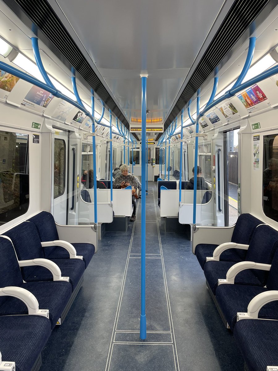 SimonZev's tweet image. Look who ruined my photo… 

Meanwhile, I finally get to go on a 484 that’s moving. It’s not quite the same as last time when they were in the depot. 

#IslandLine #DTrain #SolentShenanigans