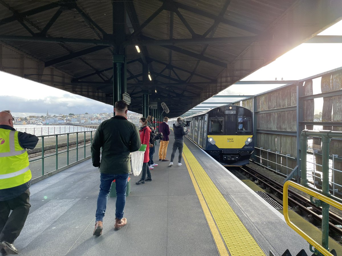 SimonZev's tweet image. Look who ruined my photo… 

Meanwhile, I finally get to go on a 484 that’s moving. It’s not quite the same as last time when they were in the depot. 

#IslandLine #DTrain #SolentShenanigans
